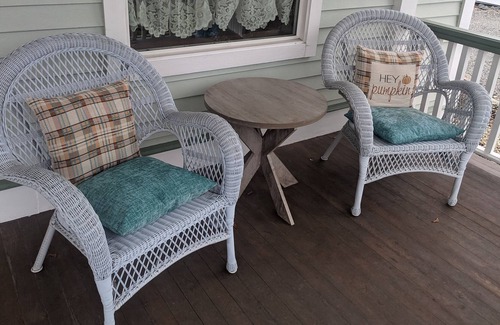 Eureka House | Welcome to Comfy Cottage! 4 br/ 3 bath home on the edge of town by the river!