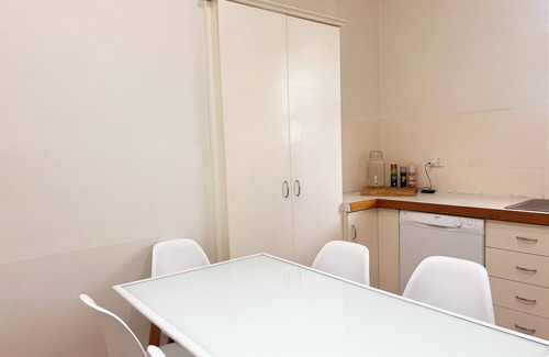 Wagga Wagga Apartment | Welcome to Illyari: Your Charming Red Brick Retreat in Wagga's CBD!