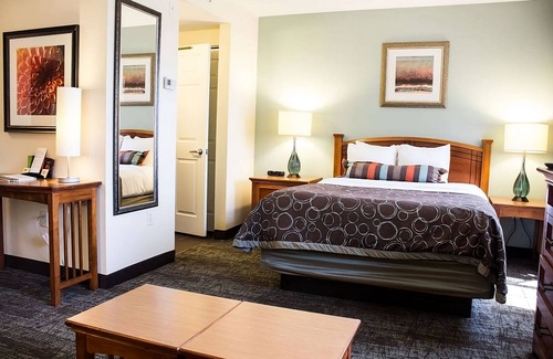 Las Colinas Hotel | Welcome to Irving! Minutes to Museum of Biblical Art! FREE Breakfast, Parking!