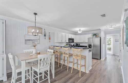 Sugar Beach House | Welcome to Island Breeze Townhome located on beautiful Navarre Beach Florida.