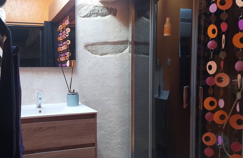 Rouffiac-d'Aude Apartment | Welcome to l'atelier, a comfortable loft equipped for a pleasant stay.