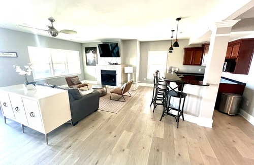 Livingston House | Welcome to Nirv'Anna! Waterfront with beach in a quiet cove on the public side.