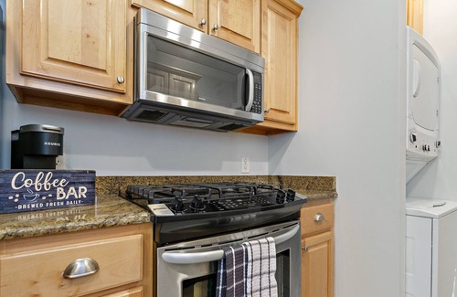 Mobile Condo | WELCOME To Nobles Cozy Condo With Warm Furnishings in Historical Midtown Mobile!