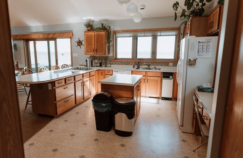 Westerose House | Welcome to On the Rocks (Big Rock)Hot tub