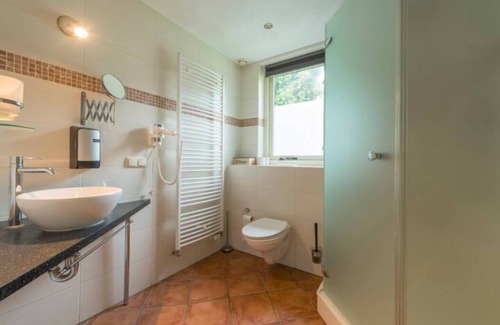 Ewijk Villa | Welcome to our charming cottage close to the lake, with three bedrooms at Broeckhuys Holiday Park