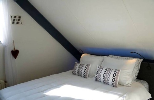 Ewijk Villa | Welcome to our charming cottage close to the lake, with three bedrooms at Broeckhuys Holiday Park