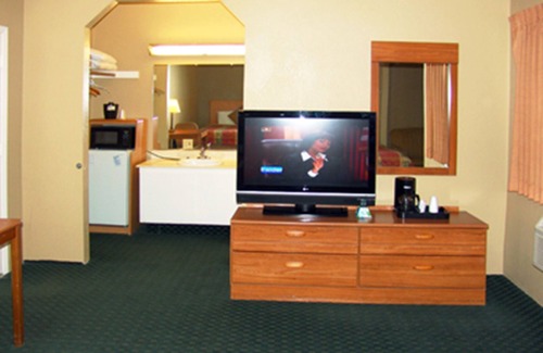 Taft House | Welcome to the Holland inn suites room with King Bed.
