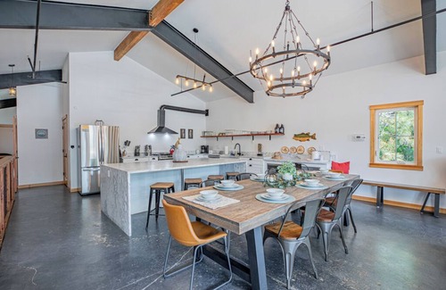 Leavenworth House | Welcome To Your Perfect Group Retreat! Sleeps up to 26 Hot Tub Pet Friendly!