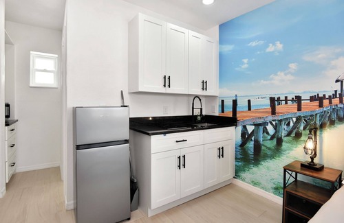 Daytona Beach Shores Hotel | Welcome to your cozy retreat in Daytona Shores, just steps from the Atlantic Ocean. Perfect for solo travelers or couples, this comfy motel studio offers easy beach access and is surrounded by great local restaurants and cafés.