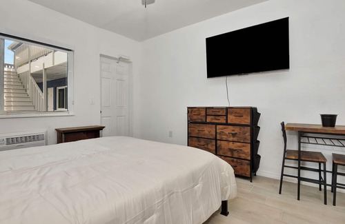 Daytona Beach Shores Hotel | Welcome to your cozy retreat in Daytona Shores, just steps from the Atlantic Ocean. Perfect for solo travelers or couples, this comfy motel studio offers easy beach access and is surrounded by great local restaurants and cafés.
