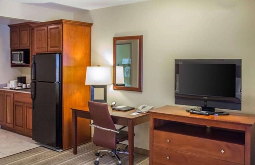 Hawthorne House | Welcoming accommodations convenient to LAX!