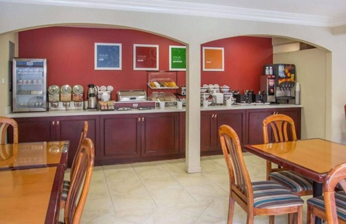 Hawthorne House | Welcoming accommodations convenient to LAX!