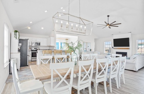 Avon House | Welcoming Beach House with Private Pool and Hot Tub