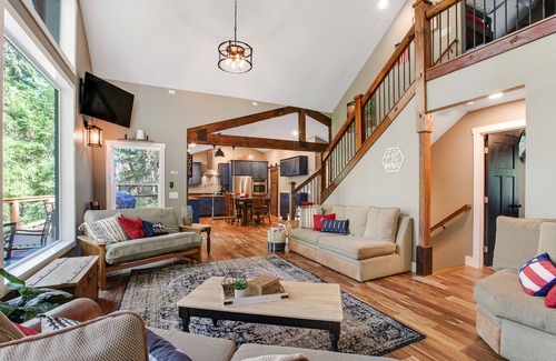 Anderson Island House | Welcoming cabin with fast WiFi, gas grill, lake views, kids loft & private W/D