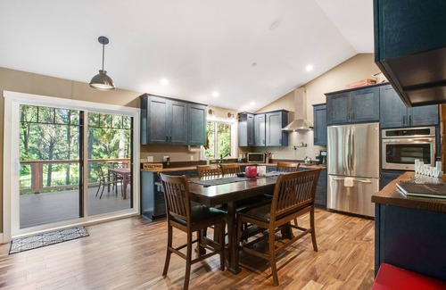 Anderson Island House | Welcoming cabin with fast WiFi, gas grill, lake views, kids loft & private W/D