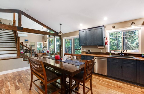 Anderson Island House | Welcoming cabin with fast WiFi, gas grill, lake views, kids loft & private W/D