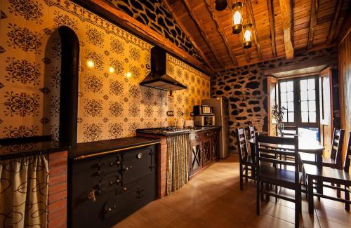 Cais do Pico House | Welcoming House in São Roque do Pico with Mountain View