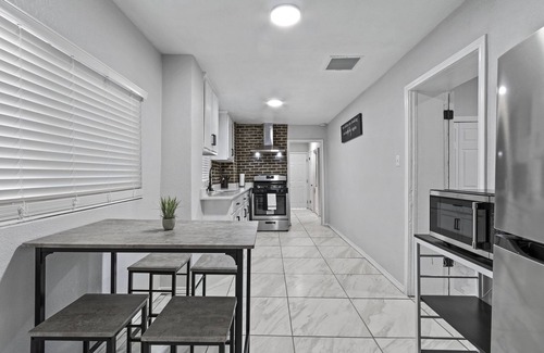 El Paso Apartment | Welcoming modern home in Central El Paso