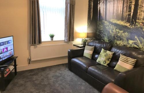 St Helens Apartment | Welcoming spacious 2-bedroom house in St Helens