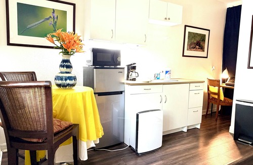 Sunset Oaks Apartment | Welcoming studio in Sunset Valley for a peaceful getaway surrounded by woodland
