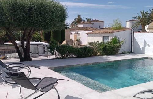Empuriabrava Villa | Welcoming villa in Empuriabrava with private pool