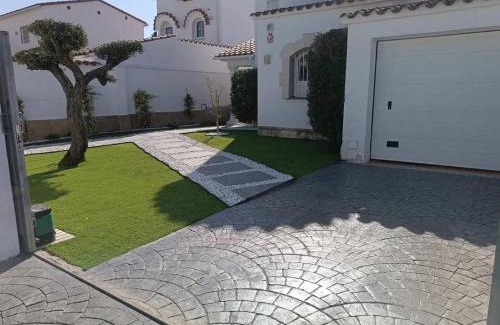 Empuriabrava Villa | Welcoming villa in Empuriabrava with private pool