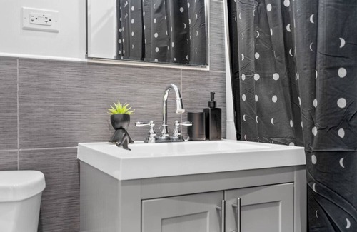 Chicago Apartment | Well-Appointed 2BR Apt in a Vibrant Area