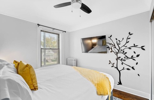 Chicago Apartment | Well-Appointed 2BR Apt in a Vibrant Area