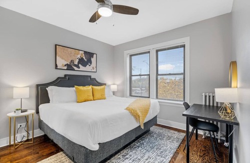Chicago Apartment | Well-Appointed 2BR Apt in a Vibrant Area