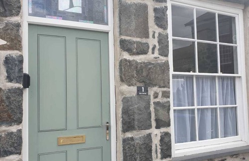 Dolgellau House | Well appointed Grade II listed traditional stone house.