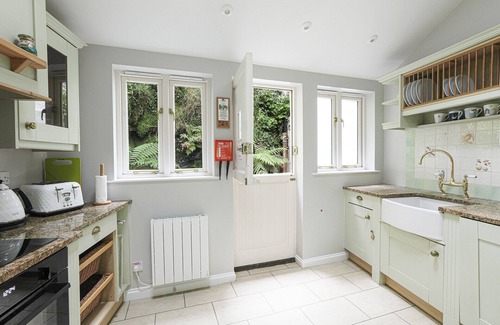 Polruan Cottage | Well Court is a fabulous cottage with wonderful views set in the heart of Polruan village