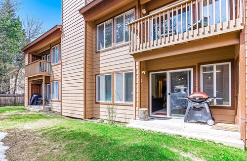 McCall Condo | Well-located condo with private patio & access to tennis, shared pool, & hot tub