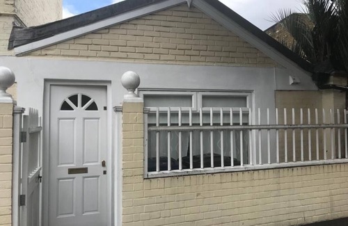 Southfield Apartment | Well-located one-bedroom flat in leafy Chiswick, London