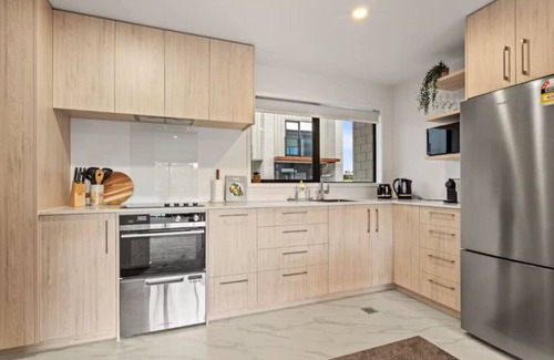 Mount Albert House | Well-styled Vibrant 2 Bed Home
