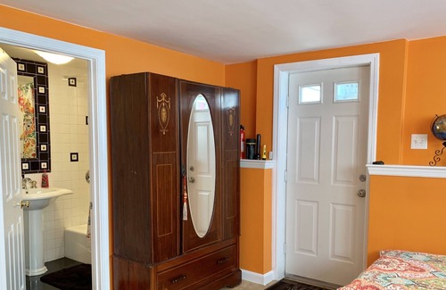 Wellesley House | Wellesley. 1 mi. Babson, Wellesley collge- sep entry, AC, full bath,mwave,fridge