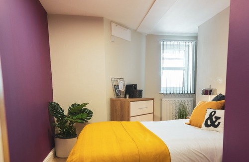 Offerton Apartment | Wellington House Apartment 1 close to Manchester Airport