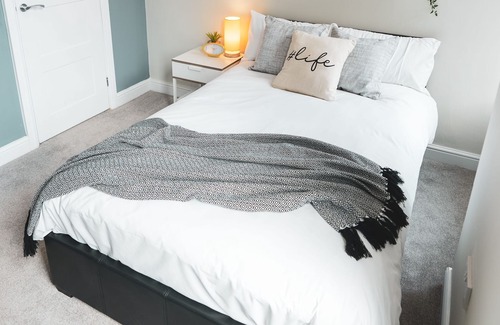 Offerton Apartment | Wellington House Apartment 1 close to Manchester Airport