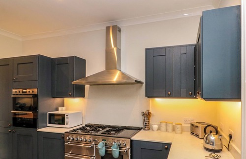 Bridlington Cottage | WELLINGTON LODGE, pet friendly, with hot tub in Bridlington