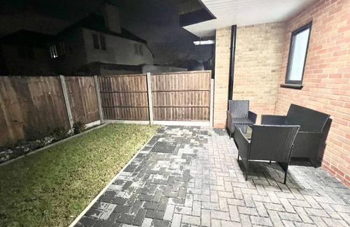 Barnhill Apartment | Wembley Stadium - Ground Floor Garden Apartment