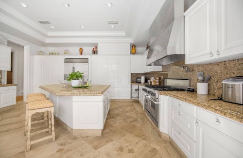 Beverly Hills House | Wendover Mansion - 7BR Neoclassical BH Retreat w/Pool, Near Rodeo