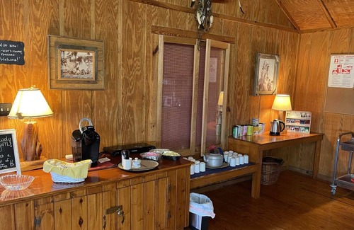 Bandera House | West 1077 Guest Ranch - Hackberry Room 9