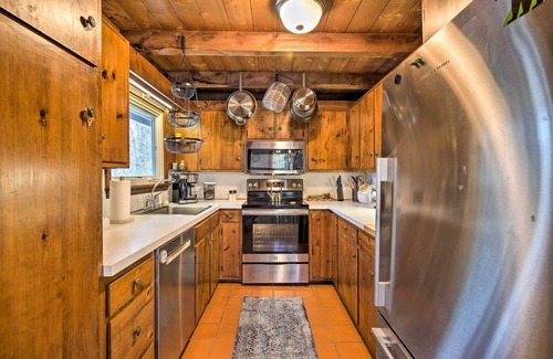West Cornwall Cabin | West Cornwall Cabin ~ 4 Mi to Covered Bridge!