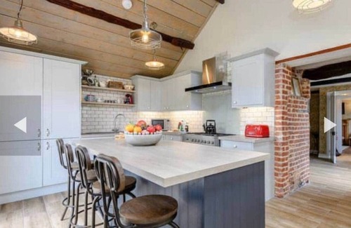 Cromer House | West Cottage. Central, spacious, 2 mins to beach.