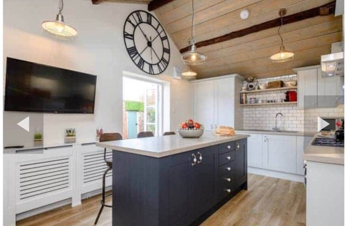 Cromer House | West Cottage. Central, spacious, 2 mins to beach.