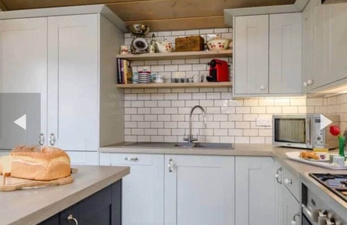 Cromer House | West Cottage. Central, spacious, 2 mins to beach.