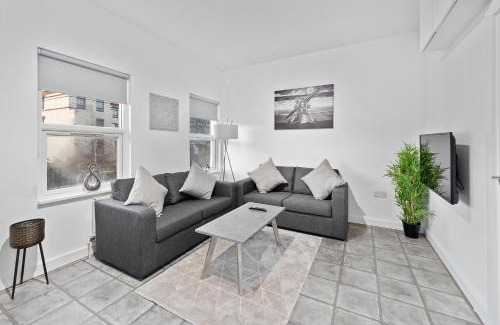 West Ealing Apartment | West Ealing Serviced Apts- 2 Bedroom 2 Bath Parking Near Station with Off Street Parking By 360Stays