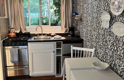 West End Cottage | West-end carriage house