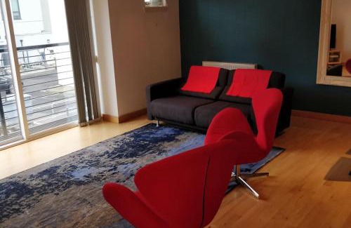 West End Apartment | West End & EICC with Parking