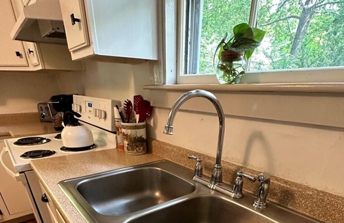 Concord Cottage | West End English Cottage - Centrally Located in the Capital City