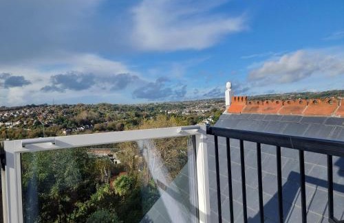 Hastings Apartment | West Hill Retreat Seaview Balcony Self Catered Loft Studio & Free Offstreet Parking